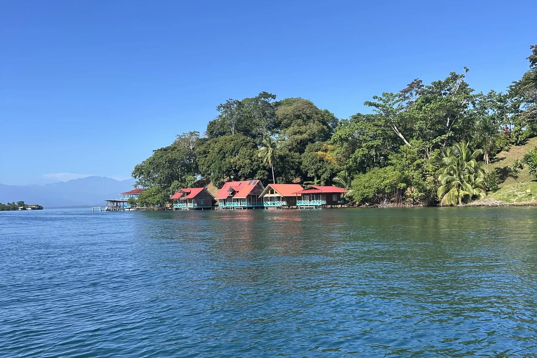 Casas de techos rojos al borde del agua en el archipiélago de Bocas del Toro