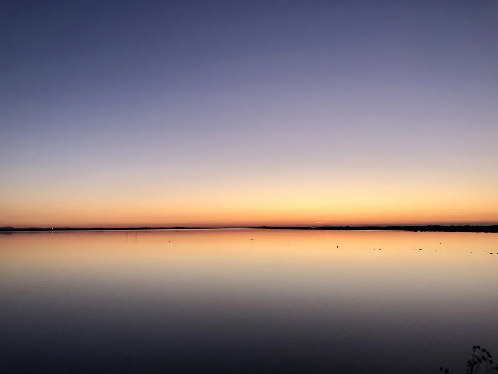 Atardecer sobre aguas tranquilas