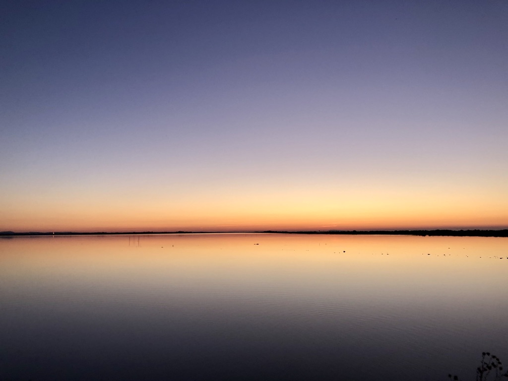 Atardecer sobre aguas tranquilas